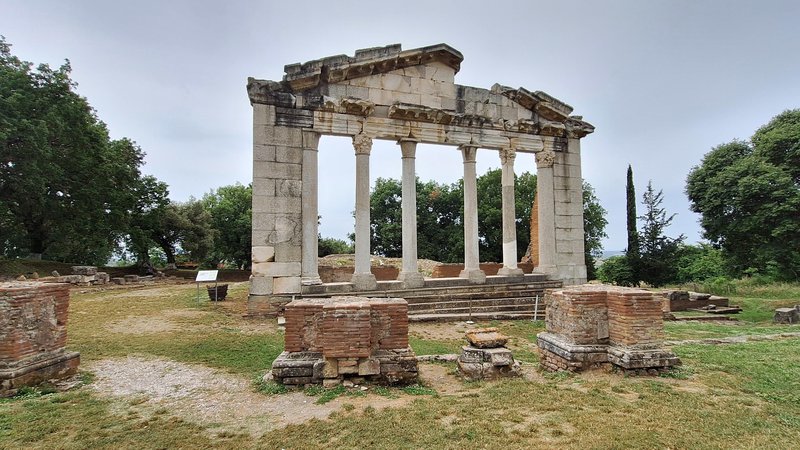 Fotografija: Leta 2006 so tik ob mestu Vlorë odkrili tempelj iz poznega 6. stoletja pr. n. št., ki je eden od petih znanih kamnitih templjev na ozemlju sodobne Albanije. Apolonija, izkopano mesto Oktavijana Avgusta, je ena najpomembnejših arheoloških najdb v Albaniji, v njem se prepletajo ostanki grške, rimske in bizantinske arhitekture. FOTO: Helena Kocmur/Delo