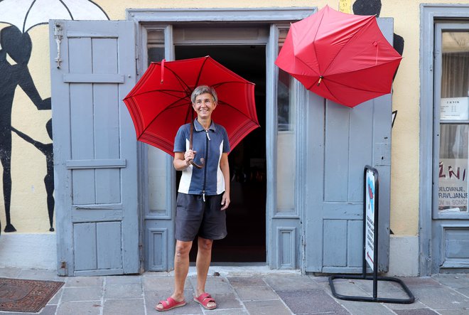S slovenskim dežnikom, ki ga je izdelala sama, seveda. FOTO: Blaž Samec