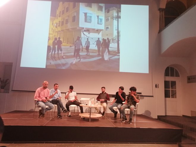 Skupina mladeničev iz Maroka je v ponedeljek zvečer v atriju ZRC SAZU spregovorila o svojih izkušnjah. FOTO:  Nataša Čepar/Delo