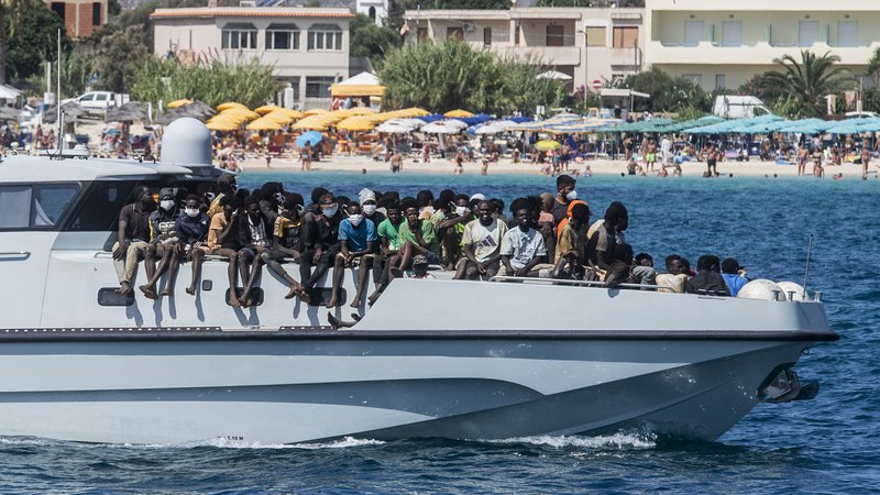 Fotografija: Največ migrantov pride v Italijo. Na fotografiji so migranti na ladji finančne straže pred Lampeduso. FOTO: Alessandro Serrano/AFP