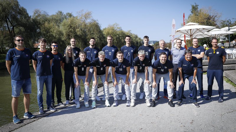 Fotografija: Klubsko vodstvo in igralci ACH Volleyja želijo novi slovenski ligaško in pokalno krono. FOTO: Jože Suhadolnik