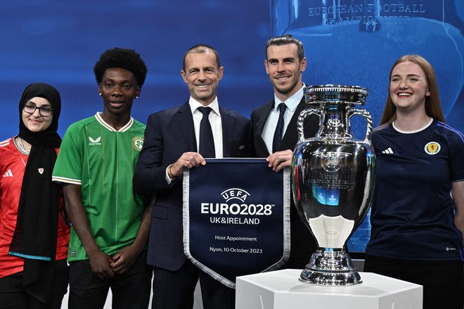 Čeferin (v sredini), Gareth Bale (drugi z desne) in drugi Otočani. FOTO: Fabrice Coffrini/AFP