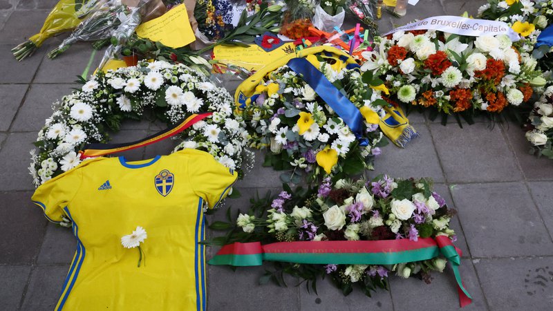 Fotografija: V terorističnem napadu v Bruslju sta umrla dva švedska navijača. FOTO: Yves Herman/Reuters