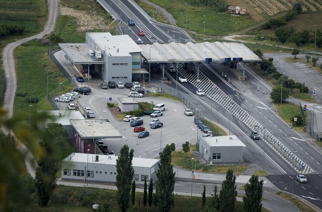 .Na meji s Hrvaško bo redni policijski nadzor vzpostavljen na dvanajstih cestnih in železniških prehodih, ki bodo namenjeni vsemu mednarodnemu prometu. FOTO:Jože Suhadolnik/Delo