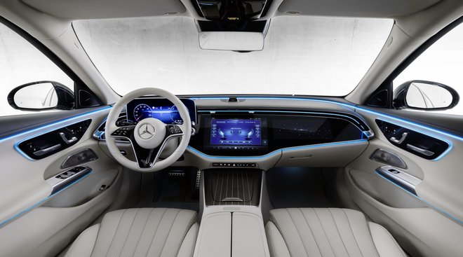 Za notranjost, ki je še bolj zračna in omogoča še več udobja tako potnikoma spredaj kot tistim na zadnji klopi, je značilna obsežna digitalizacija. FOTO: Mercedes-Benz AG