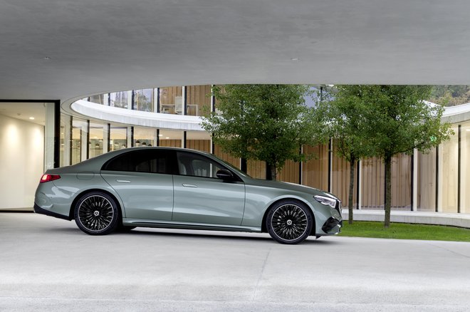 Novi razred E postaja pionir na poti prehoda vozil z notranjim izgorevanjem na vozila, ki s popolnoma novo arhitekturo dosegajo najbolj stroge emisijske norme, predpisane za prihodnja leta. FOTO: Mercedes-Benz AG