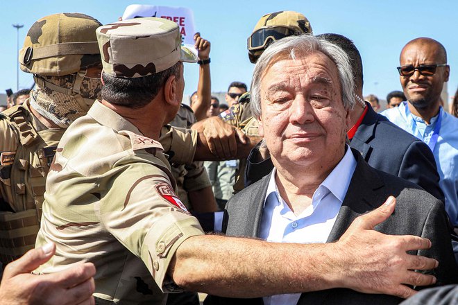 Tudi generalni sekretar Združenih narodov Antonio Guterres si je več dni prizadeval za odprtje mejnega prehoda med Egiptom in Gazo. FOTO: Kerolos Salah/AFP