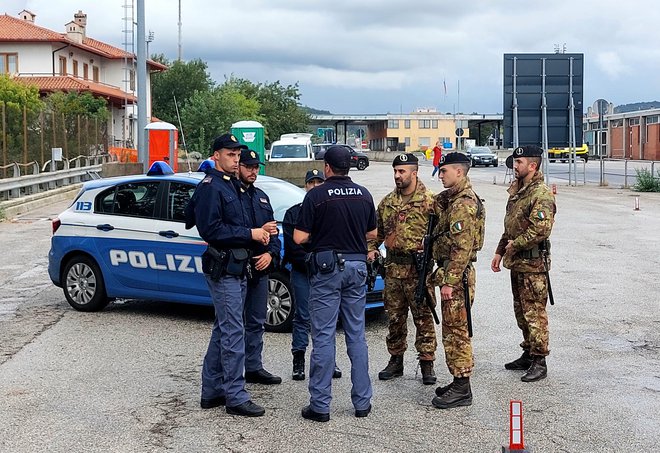 Fernetiči danes. Italija mejo s Slovenijo ponovno nadzira od popoldneva. FOTO: Blaž Samec/Delo