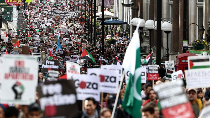 Fotografija: Britanski mediji poročajo, da se je pohoda v podporo Palestine udeležilo okoli 100.000 ljudi. FOTO Henry Nicholls/AFP