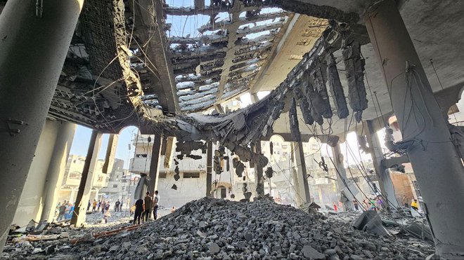 Tarča napada minulo nič je bila mošeja, ki so jo po navedbah izraelske vojske teroristi uporabljali kot poveljniški center za načrtovanje napadov in kot oporišče za njihovo izvedbo. FOTO: Stringer Reuters