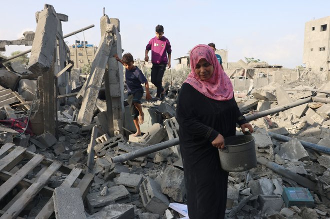 V noči na nedeljo je v Gazi spet umrlo na desetine ljudi, številni so izgubili svoje domove. FOTO: Said Khatib/Afp