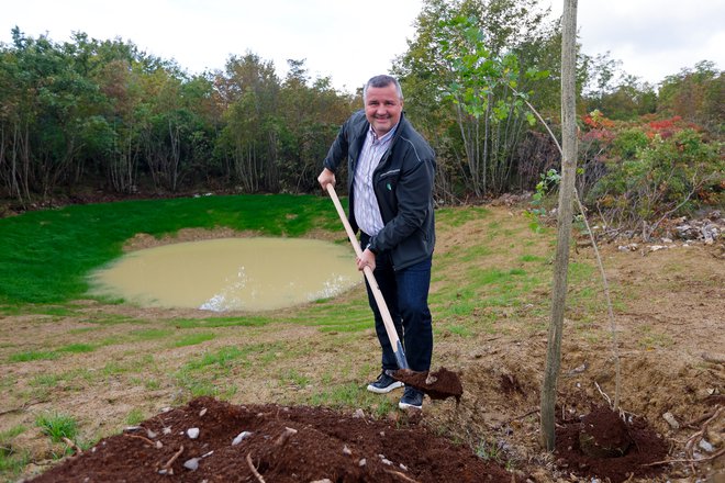 Direktor zavoda za gozdove Gregor Danev je z zasaditvijo drevesa predal kal na Govcih v uporabo. FOTO: Mercator