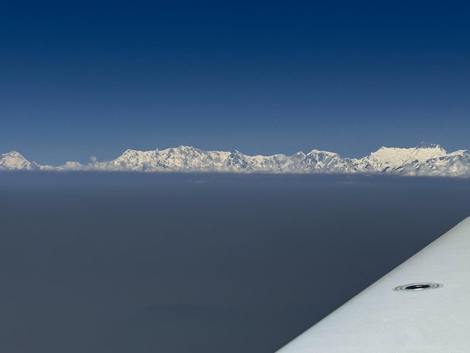 Gosti oblaki umazanije dosežejo vrhove Himalaje v času monsunov. FOTO: Matevž Lenarčič