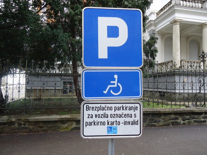 V bazi podatkov o prilagojenosti infrastrukture je trenutno prek 50.000 objektov, med njimi tudi 2834 parkirišč za invalide. FOTO: Oste Bakal