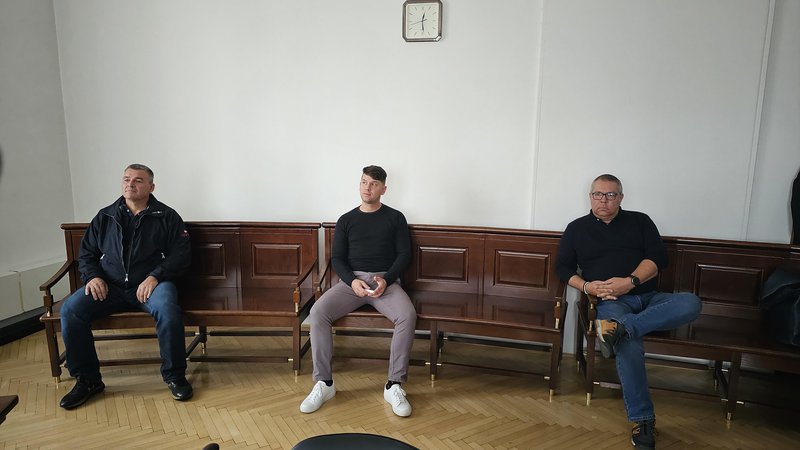 Fotografija: S sodišča z oprostilno sodbo (z leve): Zdenko Žinkovič, Bojan
Jagodic Oven in Gregor Krašnja. FOTO:  Aleksander Brudar