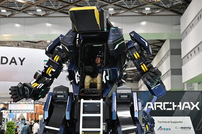 Ena od zanimivosti na razstavi je 4,5 metra visoki »robot« archmax, primeren za pomoč pri naravnih nesrečah. FOTO: Kazuhiro Nogi/AFP