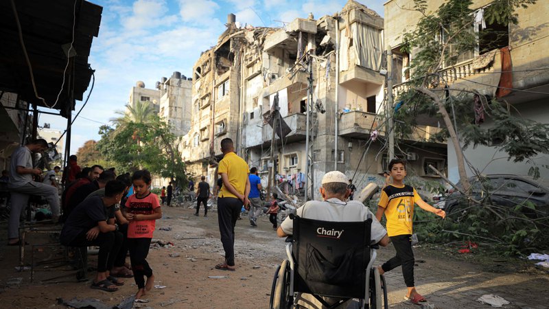 Fotografija: Svoje domove je moralo v zadnjih treh tednih zapustiti že skoraj poldrugi milijon ljudi, kar je okoli 60 odstotkov vseh prebivalcev Gaze. FOTO: Mahmud Hams/AFP