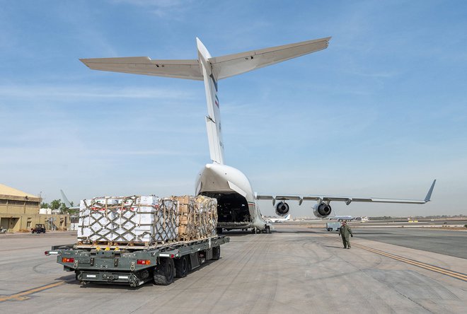 Kuvajtska tiskovna agencija KUNA je izdala fotografijo, ki prikazuje nalaganje humanitarne pomoči, namenjene Gazi, v vojaško letalo na kuvajtskem mednarodnem letališču. FOTO: AFP/KUNA