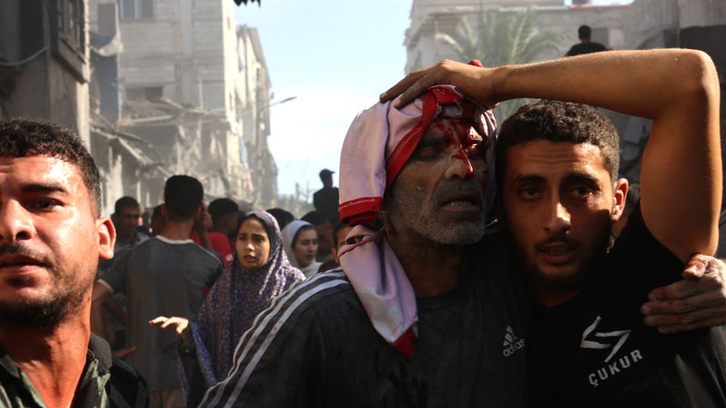 Fotografija: Vojna terja na tisoče civilnih žrtev. FOTO: Said Khatib/AFP