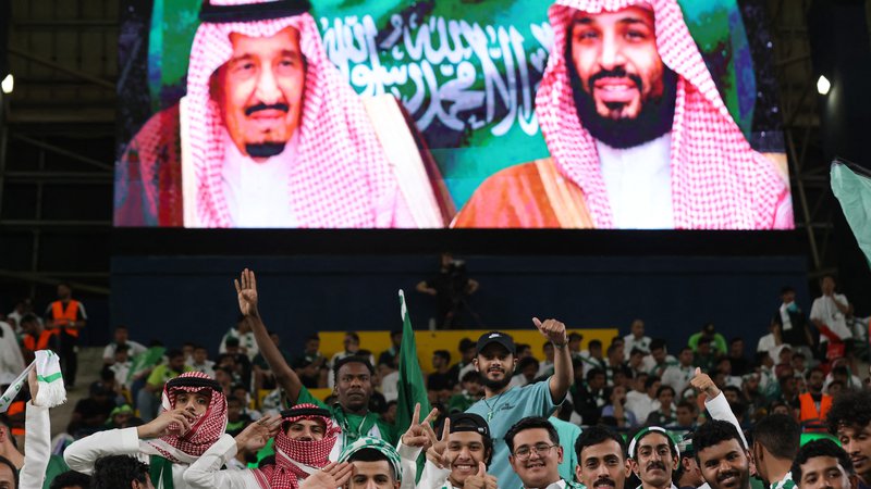 Fotografija: Savdski princ Mohamed Bin Salman je glavni podpornik razcveta nogometa v tej državi, poganjajo pa ga seveda preštevilni milijoni dolarjev. FOTO: Ahmed Yosri/Reuters