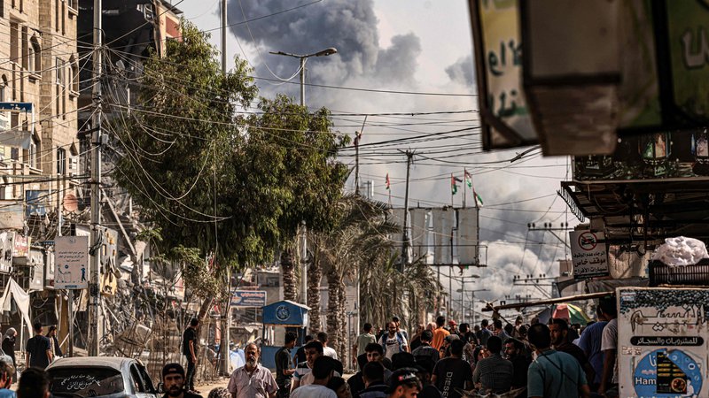 Fotografija: Izraelske oblasti z bombardiranjem celotnih četrti, begunskih taborišč in številnih civilnih objektov prestavljajo meje »sprejemljivega« v območju udobja zahodne družbe in politike. FOTO: Mahmud Hams/Afp