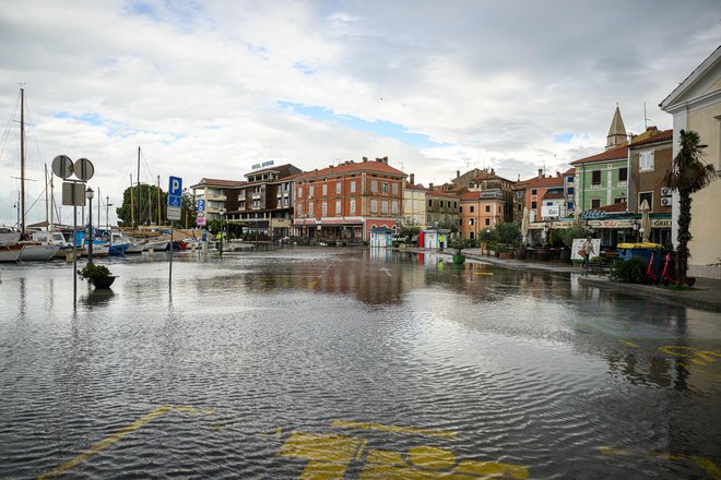 V Izoli je voda dosegla Prešernovo nabrežje. FOTO: Jure Makovec/AFP