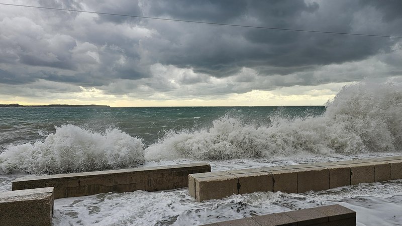 Fotografija: V Piranu so se oglasile sirene. FOTO: Boris Šuligoj