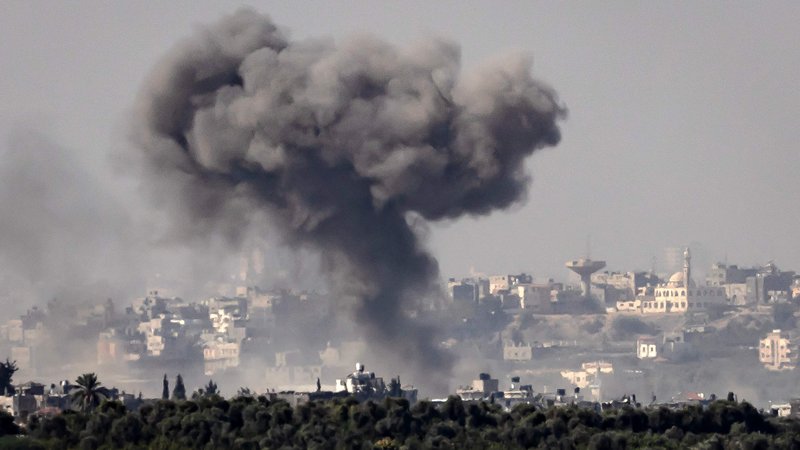 Fotografija: Vse skupaj je moralo zaradi izraelskih napadov svoje domove zapusti že skoraj 70 odstotkov prebivalcev krvavečega območja Gaze, ki ga neprekinjeno prekrivajo oblasti gostega sivega dima. FOTO: Fadel Senna/Afp