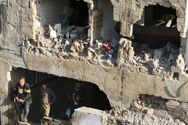 Ponoči je izraelska vojska izvedla tudi ciljno akcijo na južnem območju Gaze, da bi »očistila zgradbe in deaktivirala eksplozivne naprave«. FOTO: Ibraheem Abu Mustafa/Reuters