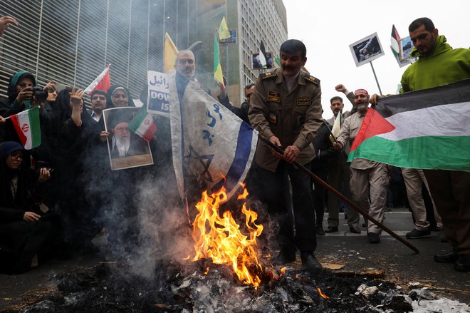 Med protesti v Iranu so zažigali zastave. FOTO: Wana News Agency via Reuters