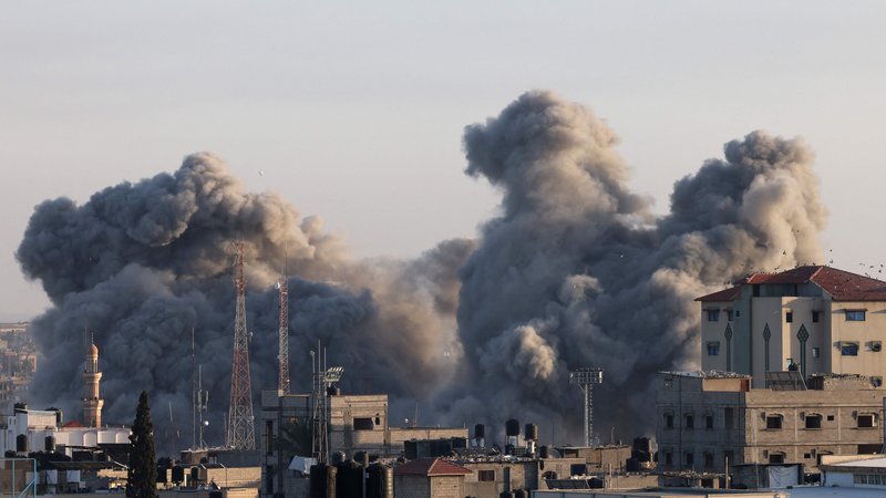 Fotografija: Dim se dviga zaradi izraelskega napada na Rafah na jugu Gaze. FOTO: Said Khatib/AFP