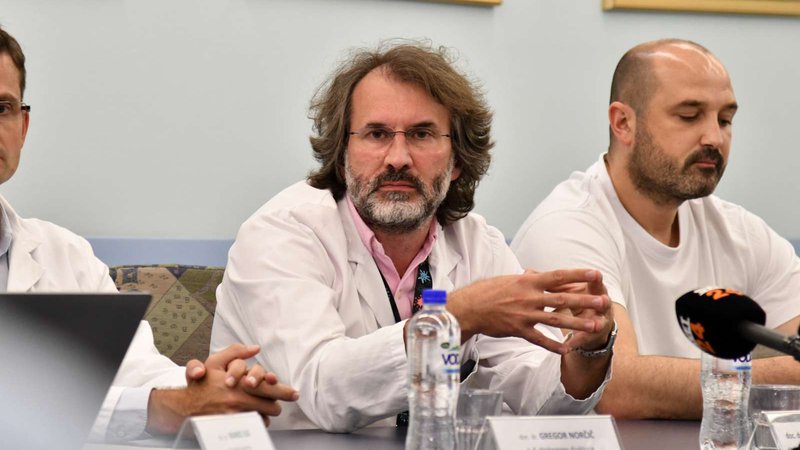 Fotografija: Vodja službe za kardiologijo (po pooblastilu) Miroslav Elek (na fotografiji desno, ob prof. dr. Marku Pokornu) bo z znanjem, ki ga je pridobil tudi v UKC, po novem pomagal pacientom v Beogradu. Foto Katja Kodba/STA