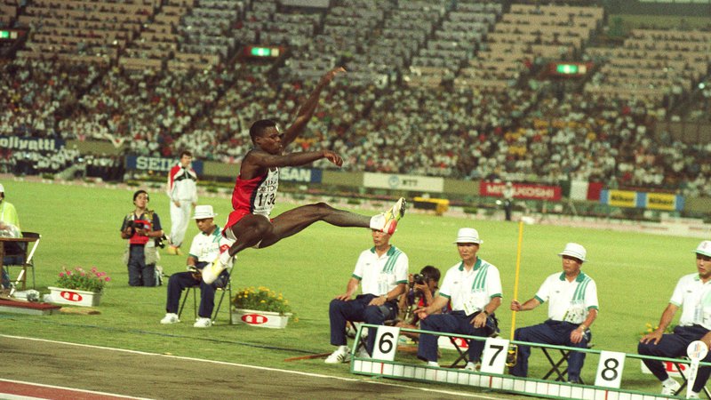 Fotografija: Carl Lewis je 30. avgusta 1991 skočil 8,87 m daleč in osvojil srebrno kolajno na svetovnem prvenstvu v Tokiu. FOTO: Reuters