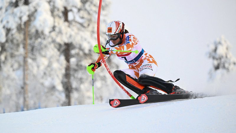 Fotografija: Slovakinji Petri Vlhovi se je prva slalomska tekma v sezoni izšla sanjsko. FOTO: Vesa Moilanen/AFP