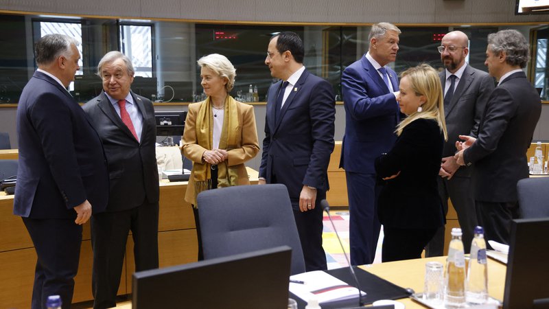 Fotografija: Predsednik slovenske vlade Robert Golob (skrajno desno) in italijanska premierka Giorgia Meloni (tretja z desne) sta se že večkrat sestala v okviru evropskih državniških vrhov, tokrat pa bo njuno prvo dvostransko srečanje. FOTO: Marin Ludović/ AFP