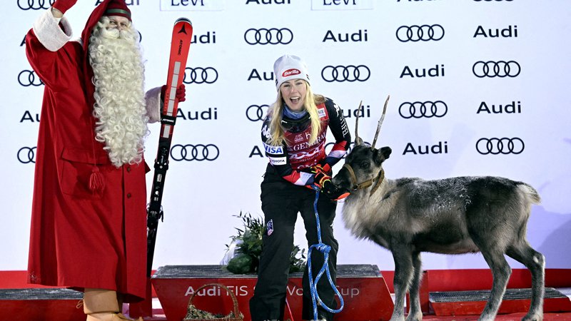 Fotografija: Mikaela Shiffrin je za zmago v Leviju spet prejela v dar severnega jelena. FOTO: Vesa Moilanen/Reuters