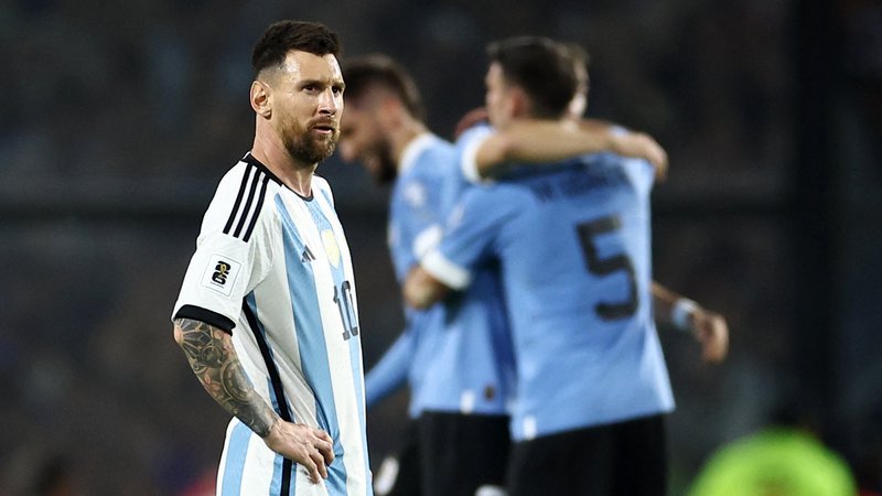 Fotografija: Lionel Messi je med slavjem Urugvajcev deloval zamišljeno. FOTO: Agustin Marcarian Reuters