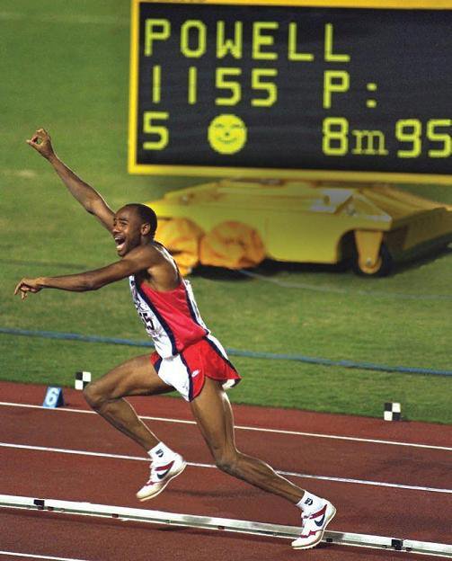 Mike Powell ni mogel verjeti, da je preskočil 8,95 m. FOTO: Reuters
