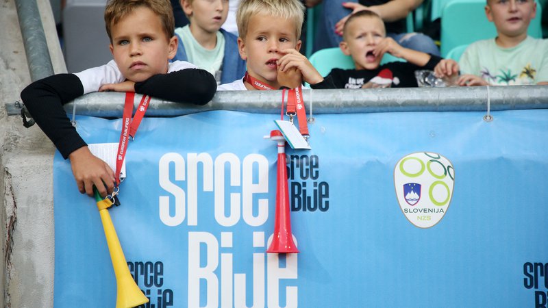 Fotografija: Drevišnji nogometni dvoboj Slovenije in Kazahstana bi lahko odmeval po vsej Evropi. FOTO: Borut Živulović/Reuters