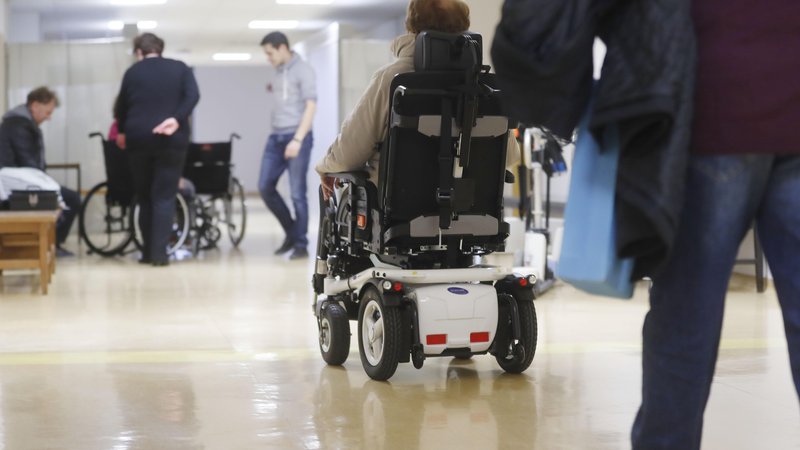 Fotografija: Invalidi so upravičeni do brezplačne pomoči na letališčih in na letalu. FOTO: Leon Vidic