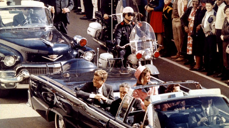 Fotografija: Kennedyjeva ekipa je načrtovala spektakularen prihod v mesto. Predsedniška limuzina brez strehe, policisti na motorjih ne bi smeli škodovati razgledu na predsedniško povorko ... FOTO: Reuters
