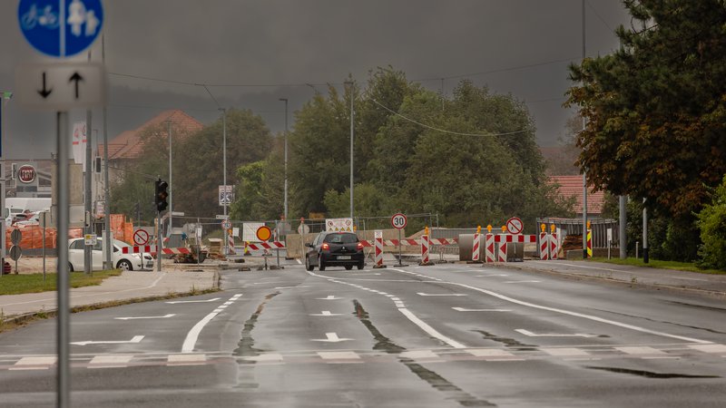 Fotografija: Aktivnosti za izboljšanje cestnih odsekov imajo lahko za posledico večjo verjetnost nastanka prometne gostote in s tem tudi prometne nesreče. FOTO: Črt Piksi