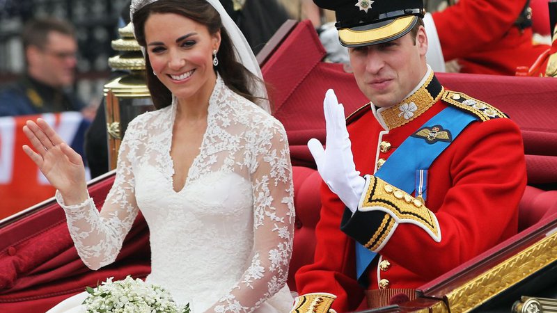 Fotografija: Pravljične poroke, kot sta jo imela leta 2011 britanski prestolonaslednik William in Catherine Middleton, raje opazujemo od daleč. FOTO: Reuters