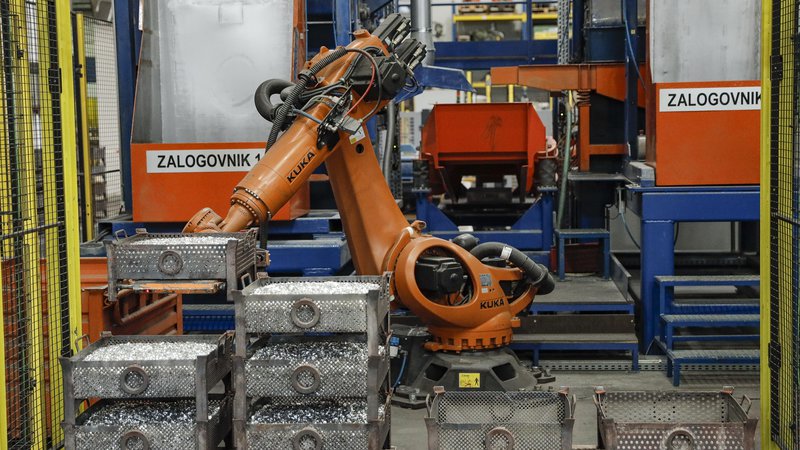 Fotografija: V tovarni aluminija Talum roboti skrbijo tudi za strežbo obdelovalnih strojev.

FOTO: Jože Suhadolnik/Delo
