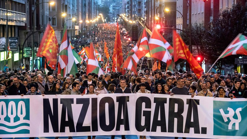 Fotografija: Manifestacija koalicije Združena baskovska dežela, ki si prizadeva za večjo neodvisnost Baskije, je sredi letošnjega novembra potekala pod geslom Mi smo nacija – Nazioa gara.

FOTO: Ander Gillenea/AFP