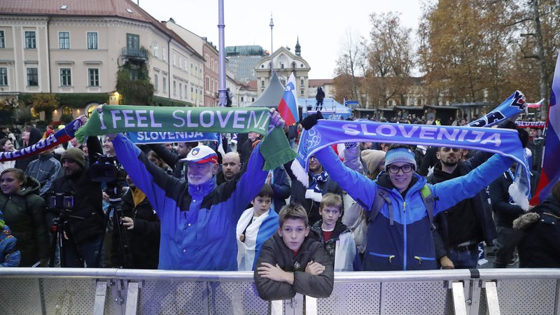 Fotografija: Slovenska nogometna reprezentanca se je po dolgih štiriindvajsetih letih ponovno uvrstila na evropsko prvenstvo (EP) najpomembnejše postranske stvari na svetu. FOTO: Leon Vidic/Delo
