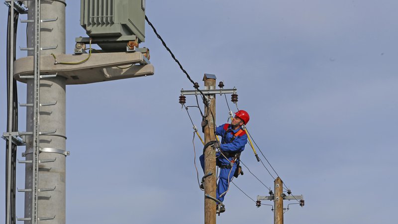 Fotografija: V elektrodistribucijskih podjetjih ocenjujejo, da je bil izpad prihodkov zaradi oprostitve plačila omrežnine 68 milijonov evrov. FOTO: Tadej Regent/Delo