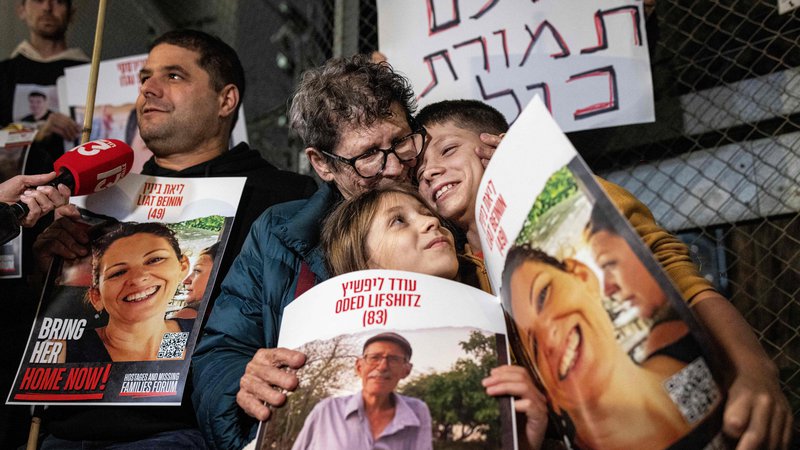 Fotografija: 85-letna osvobojena izraelska talka Yocheved Lifshitz se je danes skupaj s svojimi družinskimi člani udeležila protesta pred ministrstvom za obrambo v Tel Avivu. Njenega moža Odeda naj bi Hamas še vedno zadrževal kot talca v Gazi. Foto: Ina Fassbender/Afp