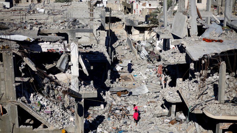 Fotografija: Popolno uničenje v Gazi. FOTO: Mohammed Salem/Reuters