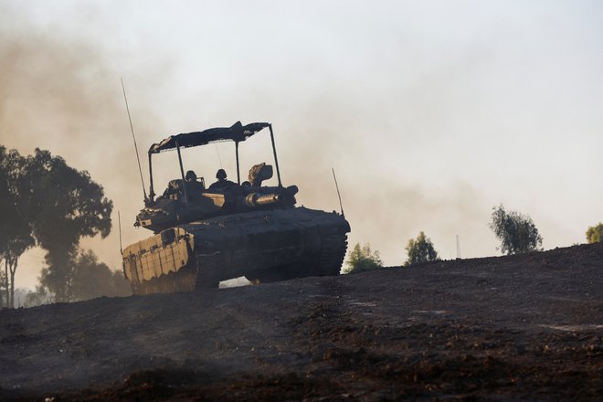Po oceni Izraela je v Gazi še več kot 150 talcev. FOTO: Alexander Ermochenko/Reuters